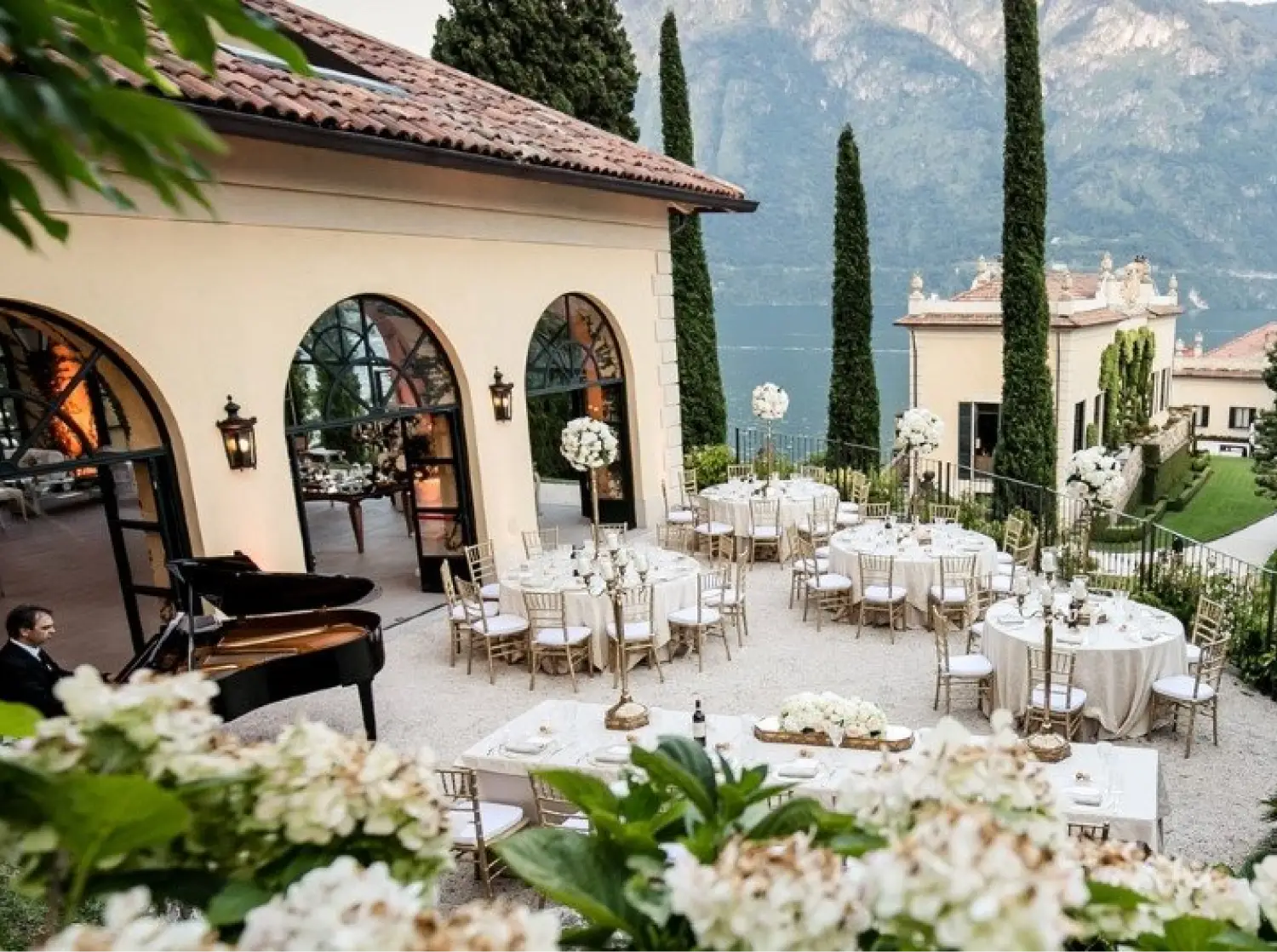 Loggia da Villa Balbianello com arcos e vista do lago