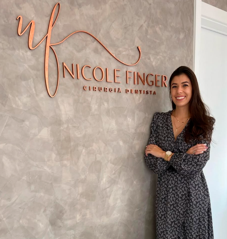 Dra. Nicole Finger - Dentista